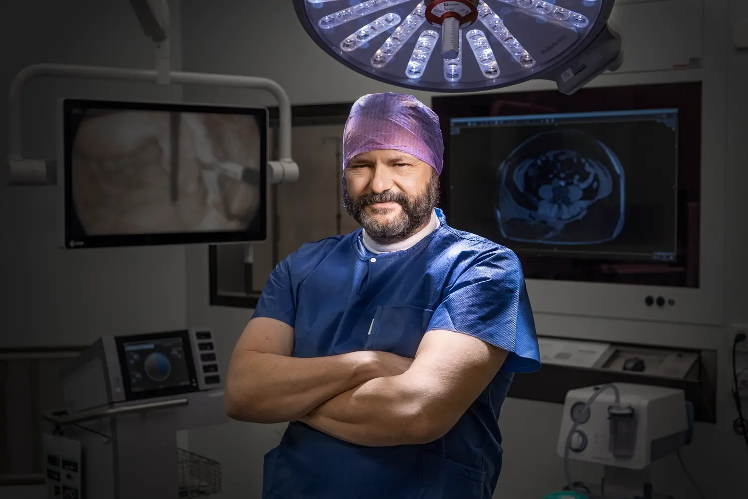 Fotoatelier Spring Peoplefotografie Die Peopleaufnahme zeigt einen Arzt aus dem Spital Burgdorf im OP.